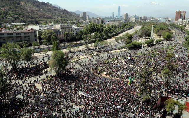 Manifestantes ocupam a Praça Baquedano, em Santiago, no Chile, nesta segunda-feira (21) — Foto: Ivan Alvarado/Reuters