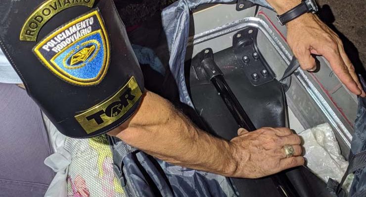 Cocaína estava escondida em fundo falso de mala — Foto: Polícia Rodoviária.