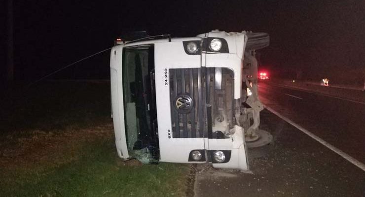 Motorista é socorrido em estado grave depois de tombar caminhão na Raposo Tavares — Foto: Polícia Rodoviária/Divulgação.