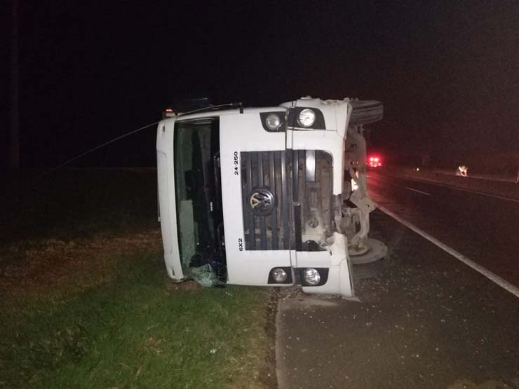 Motorista é socorrido em estado grave depois de tombar caminhão na Raposo Tavares — Foto: Polícia Rodoviária/Divulgação.