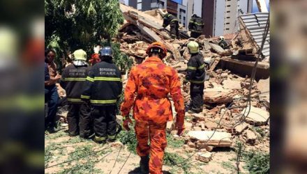 Bombeiros mantêm trabalho de resgate no prédio desabado em Fortaleza (Foto: Sistema Verdes Mares)