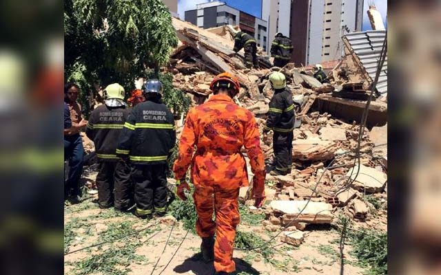 Bombeiros mantêm trabalho de resgate no prédio desabado em Fortaleza (Foto: Sistema Verdes Mares)