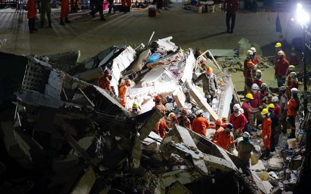 Operação de resgate em Fortaleza segue sem interrupções — Foto: Thiago Gadelha/SVM