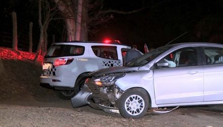 Veículo bateu em um barranco após tentativa de fuga em Paulínia (SP) — Foto: Reprodução/EPTV.