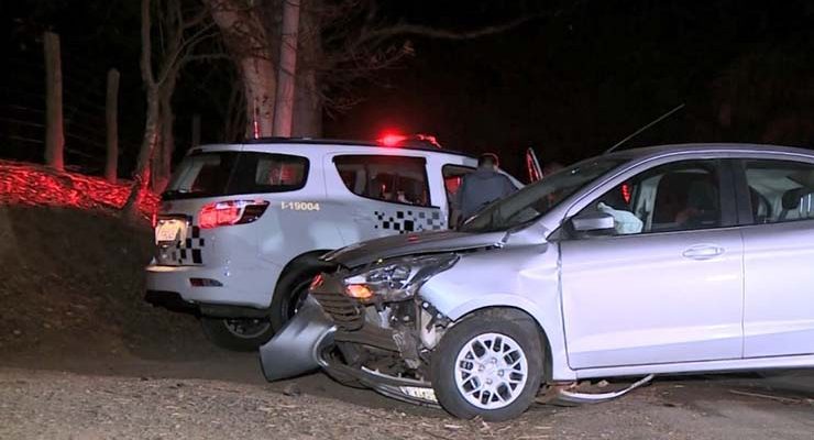 Veículo bateu em um barranco após tentativa de fuga em Paulínia (SP) — Foto: Reprodução/EPTV.