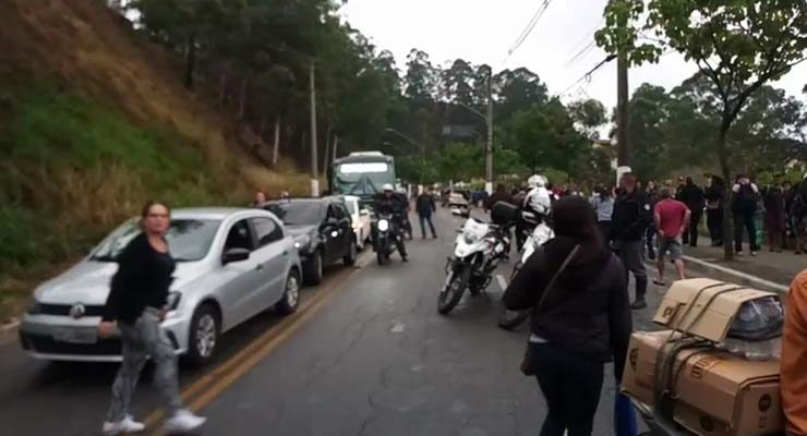 Grave acidente deixa morto, feridos e interdita Avenida Deputado Cantídio Sampaio, na Zona Norte de São Paulo — Foto: Reprodução/TV Globo.