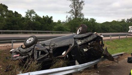 Após capotar carro, motorista morreu atropelado na freeway — Foto: Samuel Vettori/RBS TV.
