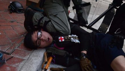 Polícia prende manifestante durante protesto em Hong Kong, nesta terça-feira (1º) — Foto: Nicolas Asfouri / AFP.