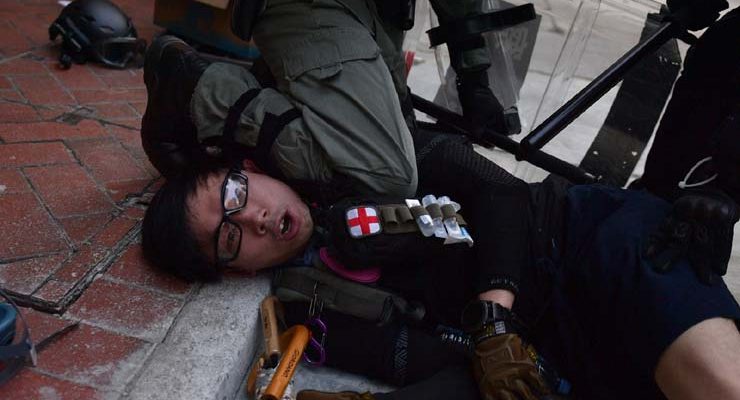 Polícia prende manifestante durante protesto em Hong Kong, nesta terça-feira (1º) — Foto: Nicolas Asfouri / AFP.