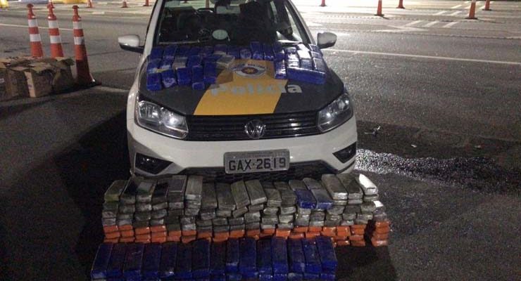 Polícia apreende dezenas de tabletes de maconha em carro na Rodovia Raposo Tavares — Foto: Divulgação/Policia Militar.