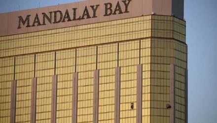 Fachada do hotel Mandalay Bay, em Las Vegas, com janelas danificadas após ataque — Foto: John Loche/AP Photo.