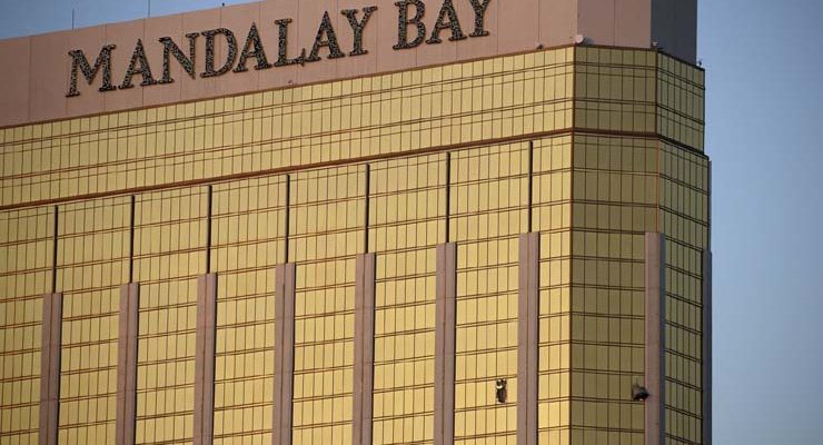 Fachada do hotel Mandalay Bay, em Las Vegas, com janelas danificadas após ataque — Foto: John Loche/AP Photo.