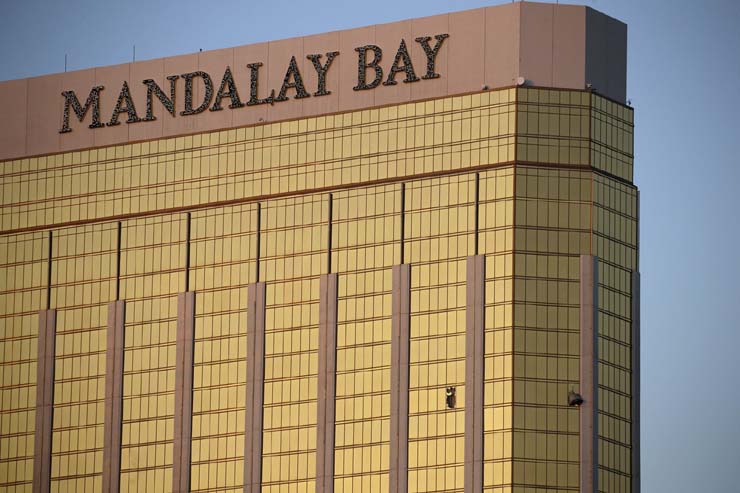 Fachada do hotel Mandalay Bay, em Las Vegas, com janelas danificadas após ataque — Foto: John Loche/AP Photo.