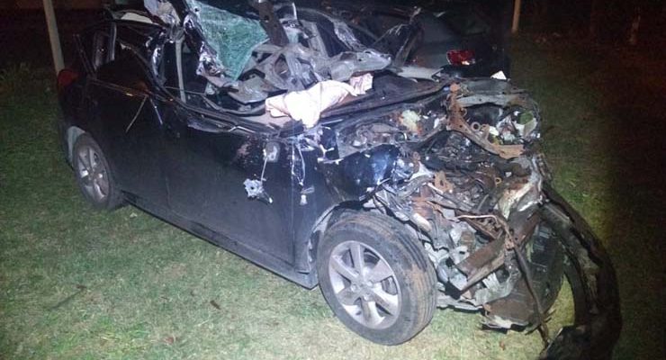 Homem morre depois de carro colidir com traseira de caminhão em rodovia de Maracaí — Foto: Polícia Rodoviária/Divulgação.