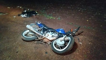 Motocicleta em que estava o casal ficou totalmente destruída no acidente na noite desta sexta-feira (4), na MS-276, em Dourados — Foto: Adilson Domingos/Arquivo Pessoal.