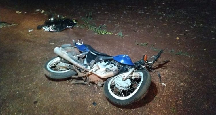 Motocicleta em que estava o casal ficou totalmente destruída no acidente na noite desta sexta-feira (4), na MS-276, em Dourados — Foto: Adilson Domingos/Arquivo Pessoal.