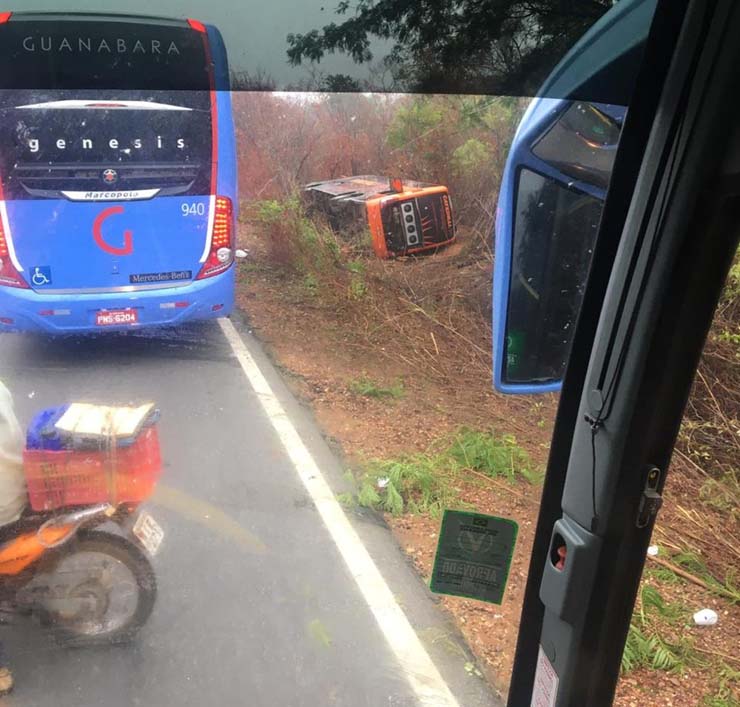 Motorista de ônibus perde controle do veículo e tomba para fora da rodovia BR-135, em Redenção do Gurgueia, no Piauí — Foto: Reprodução.