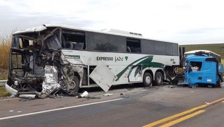 Acidente envolveu dois ônibus e caminhão entre Jaú e Bocaina — Foto: Luizinho Andretto/Divulgação.