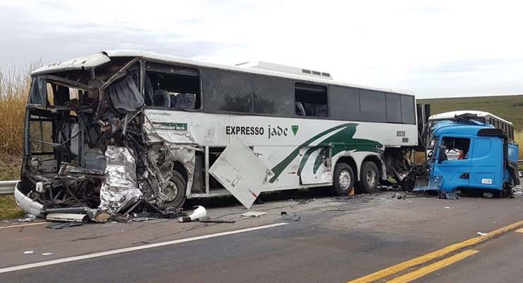 Acidente envolveu dois ônibus e caminhão entre Jaú e Bocaina — Foto: Luizinho Andretto/Divulgação.
