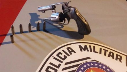 Foi apreendido um revólver Rossi, calibre .32, além de cinco munições intactas e uma deflagrada. Foto: DIVULGAÇÃO/PM