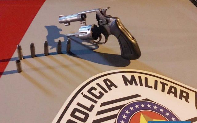 Foi apreendido um revólver Rossi, calibre .32, além de cinco munições intactas e uma deflagrada. Foto: DIVULGAÇÃO/PM