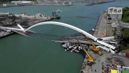 Foto mostra a ponte Nanfangao, na cidade de mesmo nome, caída dentro da água nesta terça-feira (1º), em Taiwan. — Foto: Taiwan's Military News Agency via AP.