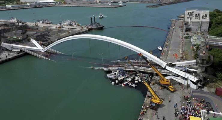 Foto mostra a ponte Nanfangao, na cidade de mesmo nome, caída dentro da água nesta terça-feira (1º), em Taiwan. — Foto: Taiwan's Military News Agency via AP.