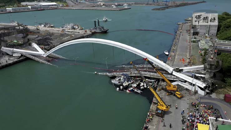 Foto mostra a ponte Nanfangao, na cidade de mesmo nome, caída dentro da água nesta terça-feira (1º), em Taiwan. — Foto: Taiwan's Military News Agency via AP.