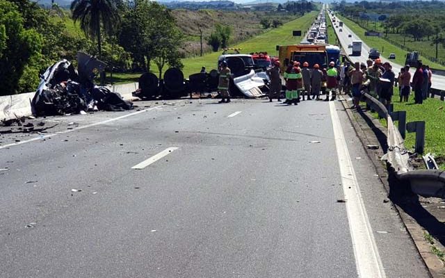 Trecho onde carreta invadiu pista contrária e depois atingiu carro; cinco pessoas morreram na Via Dutra, em Porto Real — Foto: PRF/Divulgação