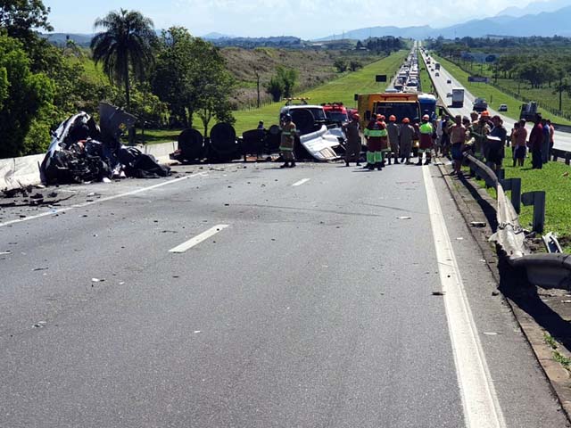 Trecho onde carreta invadiu pista contrária e depois atingiu carro; cinco pessoas morreram na Via Dutra, em Porto Real — Foto: PRF/Divulgação