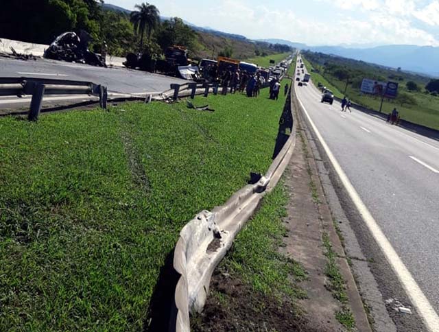 Acidente grave deixa mortos na Via Dutra, em Porto Real — Foto: PRF/Divulgação