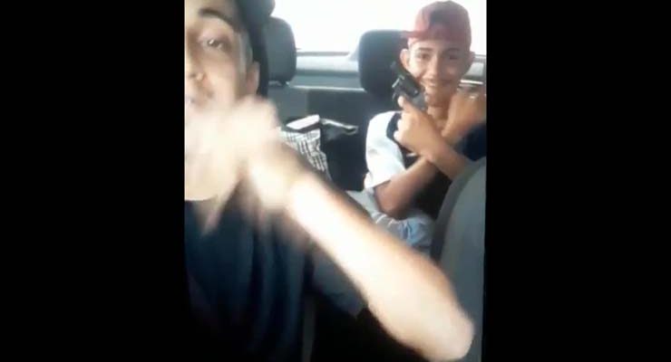 Dois homens, um de 23 anos e outro de 18 anos, faziam 'live' na internet quando foram presos por roubo de carro — Foto: Reprodução/WhatsApp.