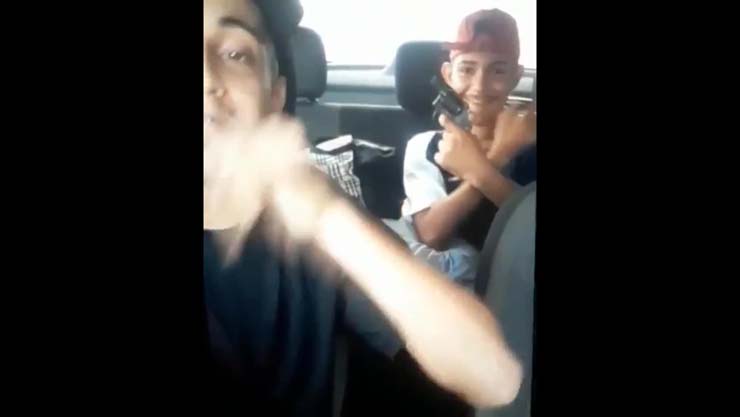 Dois homens, um de 23 anos e outro de 18 anos, faziam 'live' na internet quando foram presos por roubo de carro — Foto: Reprodução/WhatsApp.