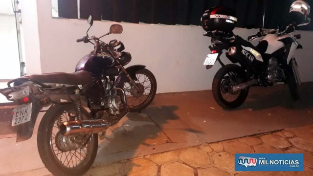 Motocicleta Yamaha YBR, na cor azul, havia sido furtada na noite anterior de sua localização. Foto: MANOEL MESSIAS/Agência