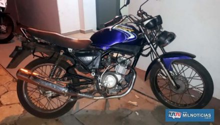 Motocicleta Yamaha YBR, na cor azul, havia sido furtada na noite anterior de sua localização. Foto: MANOEL MESSIAS/Agência