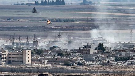 Fumaça é vista na cidade síria de Ras al-Ain, na fronteira com a Turquia, neste domingo (13) — Foto: Ozan Kose / AFP