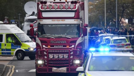 Policial dirige caminhão encontrado com 39 corpos em Grays, na região de Essex, na Inglaterra, na quarta-feira (23) — Foto: Ben Stansall / AFP.