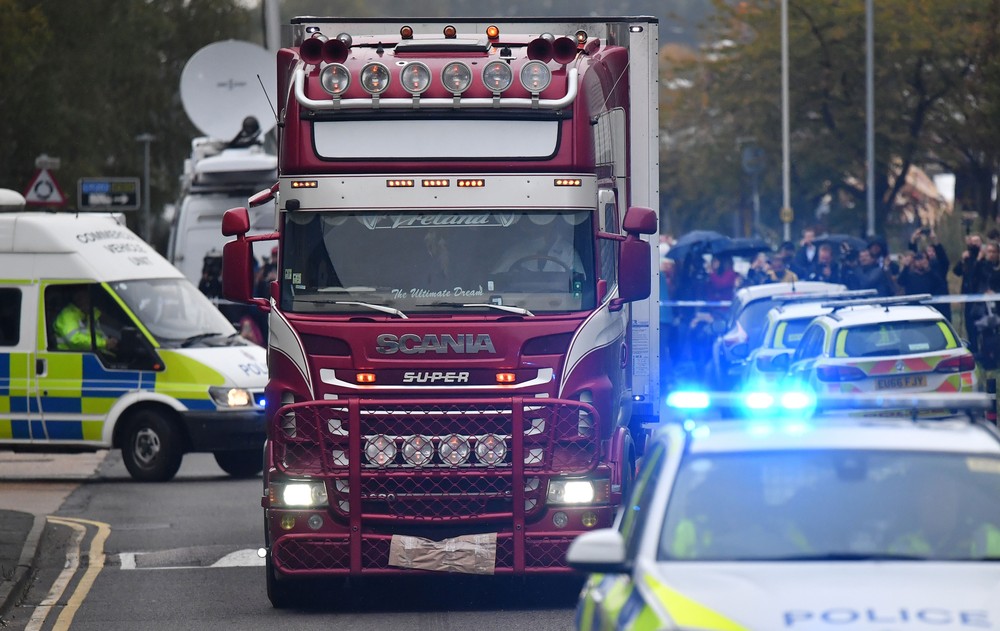 Policial dirige caminhão encontrado com 39 corpos em Grays, na região de Essex, na Inglaterra, na quarta-feira (23) — Foto: Ben Stansall / AFP.