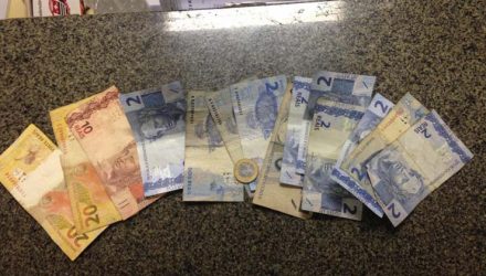 Polícia encontrou R$ 73 com o primeiro suspeito localizado em Pederneiras, que foi preso — Foto: Polícia Militar/Divulgação.