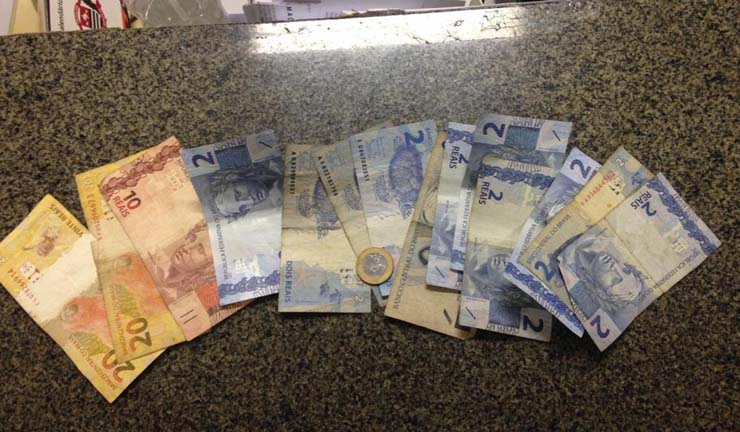 Polícia encontrou R$ 73 com o primeiro suspeito localizado em Pederneiras, que foi preso — Foto: Polícia Militar/Divulgação.
