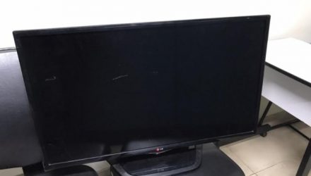 Televisor da marca LG, de 40 polegadas, constava na relação de produtos furtados pela oficina. Foto: DIVULGAÇÃO/PM