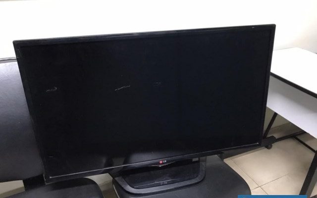Televisor da marca LG, de 40 polegadas, constava na relação de produtos furtados pela oficina. Foto: DIVULGAÇÃO/PM