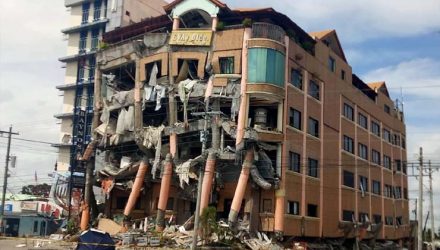 Hotel destruído depois de terremoto nesta quinta-feira (31) em Kidapawan, no norte da província de Cobato, nas Filipinas. — Foto: Williamor Magbanu/AP.