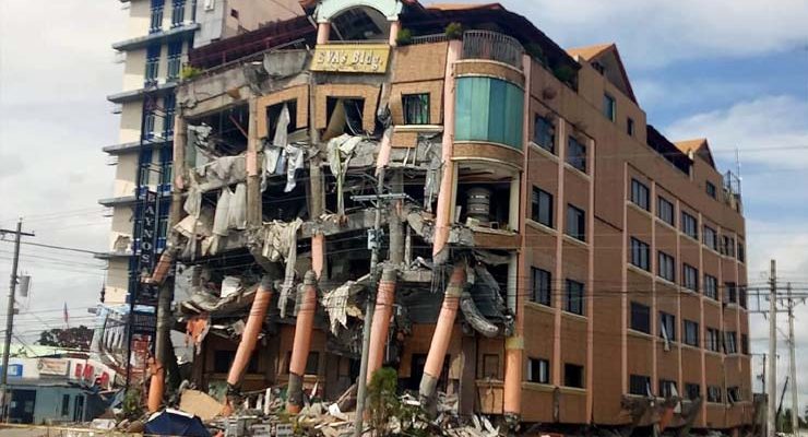 Hotel destruído depois de terremoto nesta quinta-feira (31) em Kidapawan, no norte da província de Cobato, nas Filipinas. — Foto: Williamor Magbanu/AP.