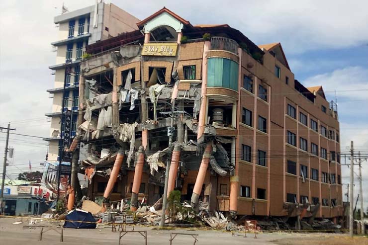 Hotel destruído depois de terremoto nesta quinta-feira (31) em Kidapawan, no norte da província de Cobato, nas Filipinas. — Foto: Williamor Magbanu/AP.