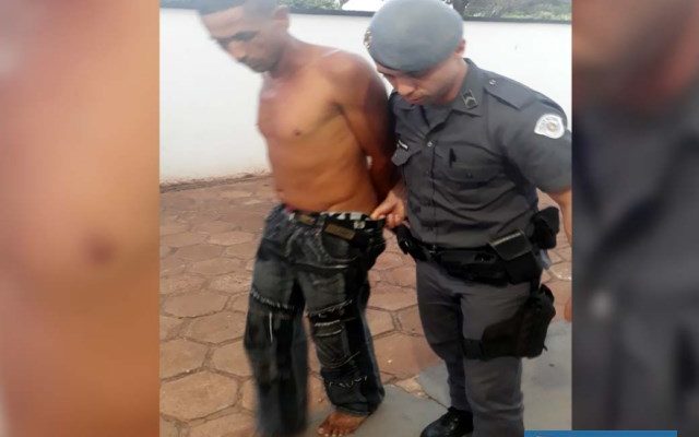 O desempregado Márcio Pedro da Costa, de 42 anos, foi preso pela PM acusado de tráfico de entorpecente. Foto: MANOEL MESSIAS/Mil Noticias
