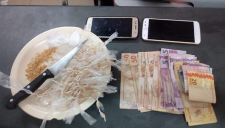 Foram apreendidas 226 porções de crack, totalizando 46 gramas, 2 porções de cocaína, pesando 28g, 2 celulares da marca Motorola, R$ 641,00 em dinheiro, além de faca. Foto: DIVULGAÇÃO/PM