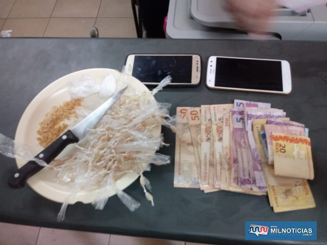 Foram apreendidas 226 porções de crack, totalizando 46 gramas, 2 porções de cocaína, pesando 28g, 2 celulares da marca Motorola, R$ 641,00 em dinheiro, além de faca. Foto: DIVULGAÇÃO/PM