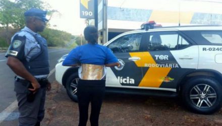 T. S. T., recebeu voz de prisão e foi autuada em flagrante por tráfico de drogas na delegacia do município de Valparaíso. Foto: DIVULGAÇÃO/PMRv