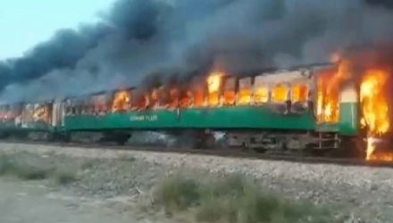 Explosão e incêndio em trem no Paquistão — Foto: Asghar Bhawalpuri / via Reuters TV.
